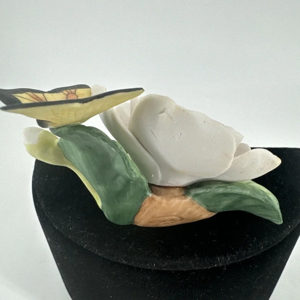 Magnolia w/Butterfly Lefton Figurine 1990s White & Pink GesZ 07957‎ Vintage